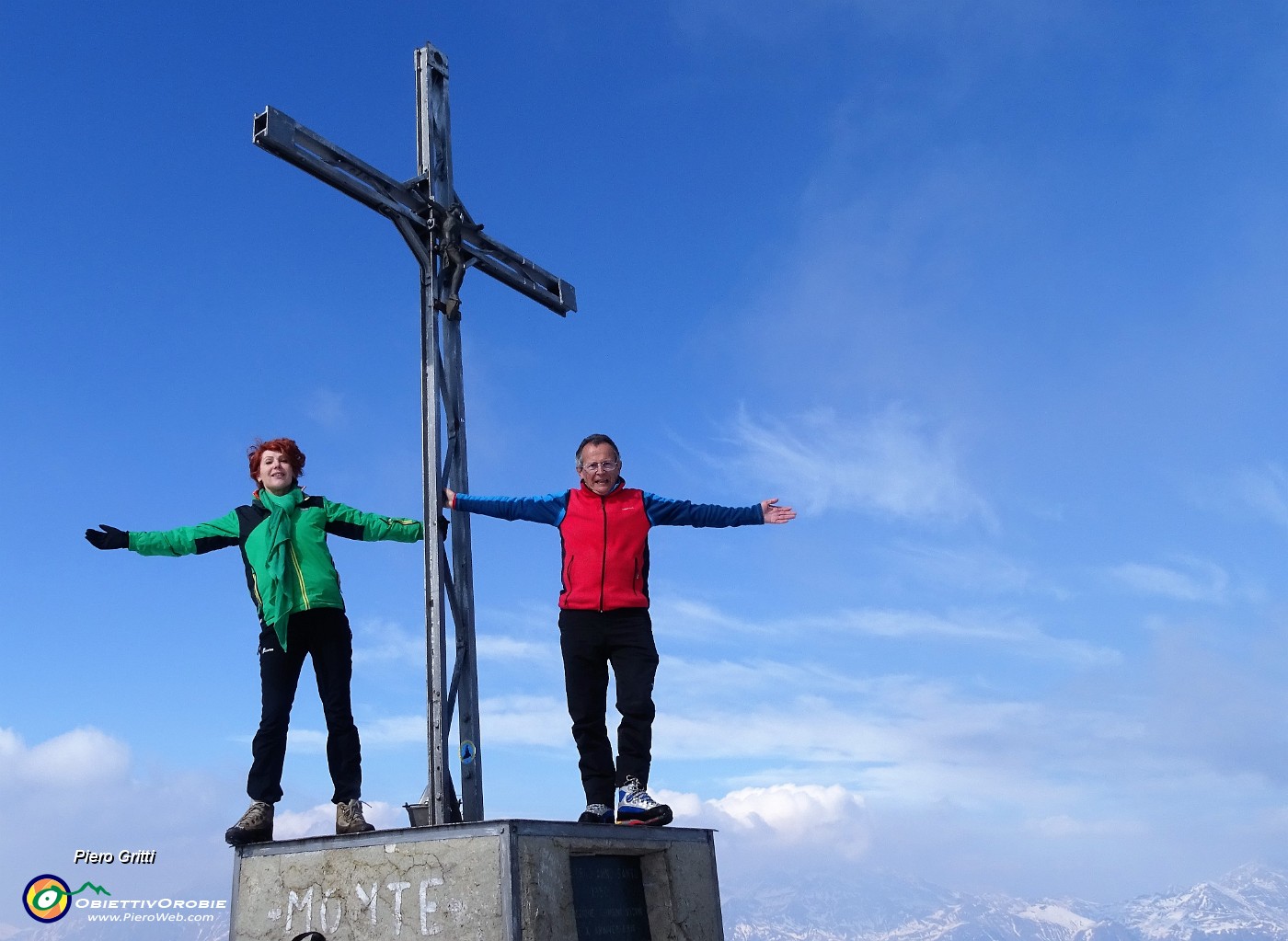56 Sulla croce di vetta del Monte Venturosa (2000 m).JPG